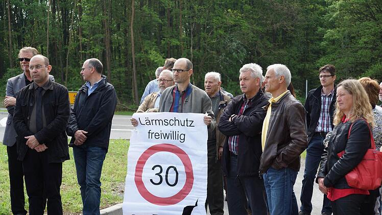 Roland Herterich bittet um ein Tempo-30-Schild.