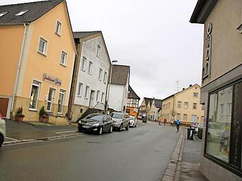 Auf diesem Abschnitt wird die Bahnhofstraße im nächsten Jahr ausgebaut. Aus der jetzigen Asphaltpiste wird dann eine hübsche Flaniermeile. Der Glasbläser Udo Gering und Landwirt Adam Murmann, denen die beiden Häuser links im Bild gehören, baten darum, dass Stadtverwaltung und ausführende Baufirma sie während der Bauphase unterstützen, damit sie ungehindert ihre Berufe ausüben können. Foto: Matthias Einwag