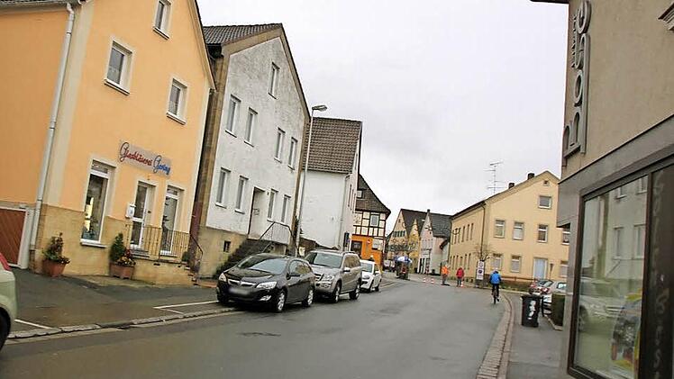 Auf diesem Abschnitt wird die Bahnhofstraße im nächsten Jahr ausgebaut. Aus der jetzigen Asphaltpiste wird dann eine hübsche Flaniermeile. Der Glasbläser Udo Gering und Landwirt Adam Murmann, denen die beiden Häuser links im Bild gehören, baten darum, dass Stadtverwaltung und ausführende Baufirma sie während der Bauphase unterstützen, damit sie ungehindert ihre Berufe ausüben können. Foto: Matthias Einwag