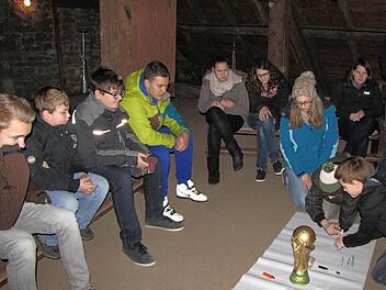 Bei einem Treffen der Obereschenbacher Ministranten (hier bei der jugendlichen Gebetsfeier unter dem Dach der Kirche) wurden Sophia Merz, Jana Reuter, Timo Hesselbach und Maximilian Huppmann zu Oberministranten gewählt.  Foto: Thomas Eschenbacher