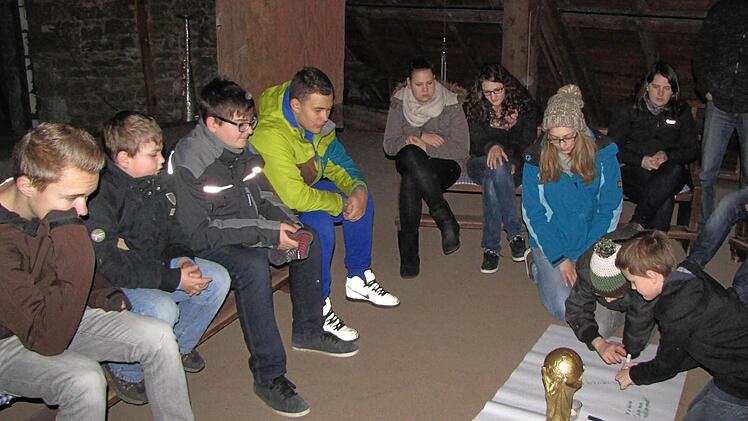 Bei einem Treffen der Obereschenbacher Ministranten (hier bei der jugendlichen Gebetsfeier unter dem Dach der Kirche) wurden Sophia Merz, Jana Reuter, Timo Hesselbach und Maximilian Huppmann zu Oberministranten gewählt.  Foto: Thomas Eschenbacher