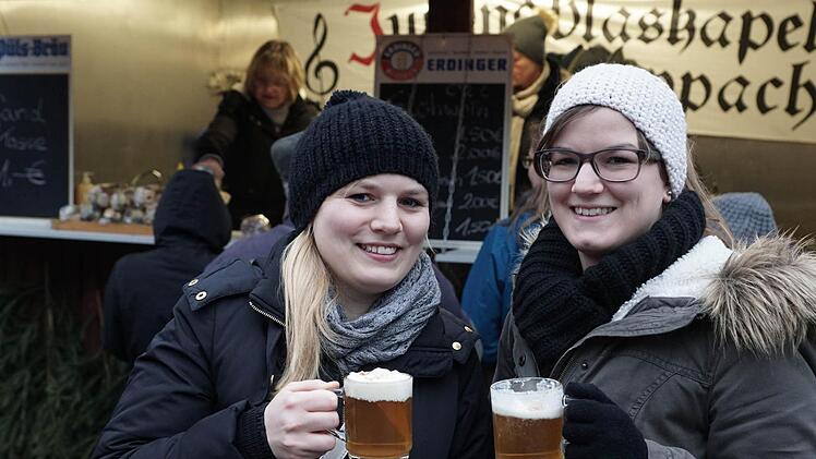 Karina und Melanie kamen trotz Nieselregen.Foto: Dann