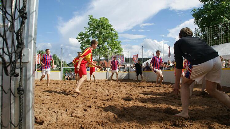 Schnell und anstrengend ist Beach-Soccer, deshalb gibt es auch fliegenden Wechsel der Spieler.