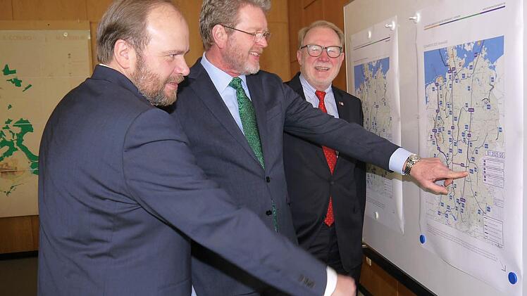 Bernd Reisenweber (BG) als Ebersdorfer Bürgermeister sowie der Bundestagsabgeordnete Hans Michelbach (CSU) erläutern Staatskanzlei-Leiter Marcel Huber ihre Ansicht zum Thema Stromtrassen.Foto: Berthold Köhler