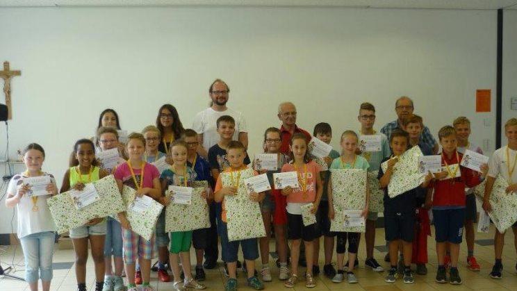 Die Sieger bei der Überreichung der Urkunden durch Lehrer Christian Terwart, Erich Klarmann und Konrad Graser (hintere Reihe von links).Foto: Günther Geiling