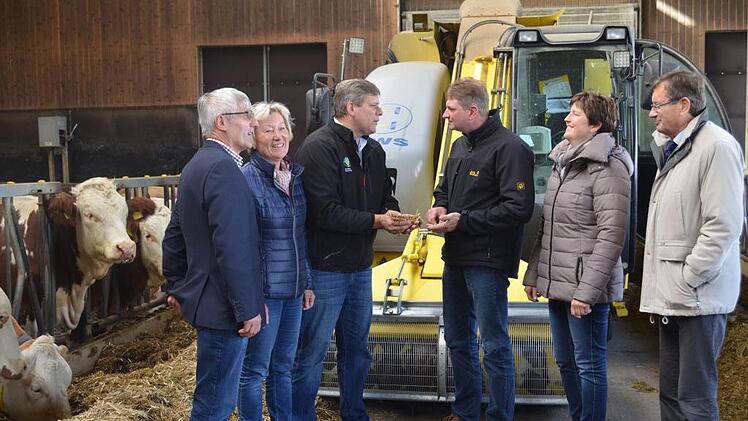 Oliver und Andrea Truckenbrodt haben (von links) BBV-Kreisgeschäftsführer Hans Rebelein, Kreisbäuerin Heidi Bauersachs, Kreisobmann Martin Flohrschütz und LLD Hans Vetter vom AELF Coburg (ganz rechts) auf ihren Hof nach Herbartsdorf zum Erntegespräch eingeladen. Foto: Gabi Bertram