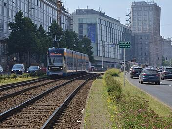 Eine Straßenbahn in Leipzig. Auch in Herzogenaurach soll die Bahn neben der Straße laufen, unter anderem auf dem Schlussstück bei Schaeffler, dort aber nur eingleisig. Der Weg über die Rathgeberstraße hinab zum Osttor ist als Vorzugsvariante nun beschlossen worden.  Foto: Bernhard Panzer