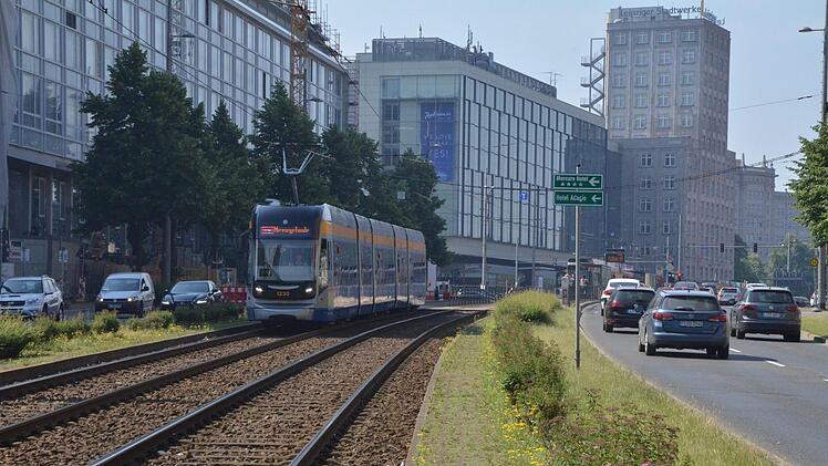 Eine Straßenbahn in Leipzig. Auch in Herzogenaurach soll die Bahn neben der Straße laufen, unter anderem auf dem Schlussstück bei Schaeffler, dort aber nur eingleisig. Der Weg über die Rathgeberstraße hinab zum Osttor ist als Vorzugsvariante nun beschlossen worden.  Foto: Bernhard Panzer