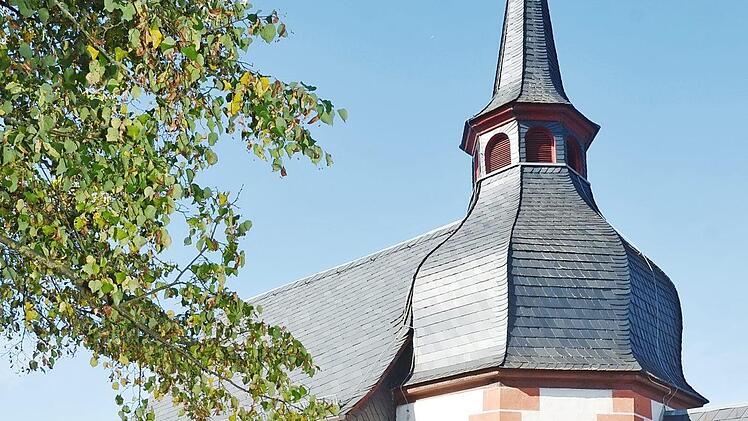 Der Festausschuss mit Pfarrer Reinhold König (re.) vor der Dreifaltigkeitskirche  Foto: K.-H. Hofmann