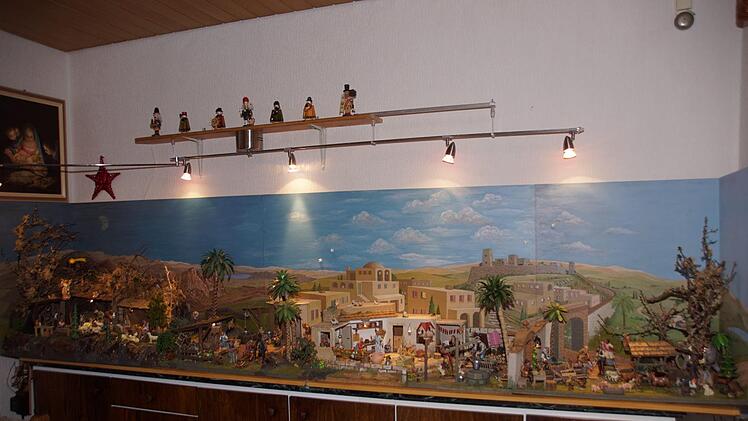 Die selbst gebaute Krippe von Heinz Weiner in Ebelsbach ist ein Gesamtkunstwerk.