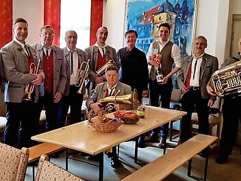 Die Musiker aus Föritztal spielten im Rathaus von Mitwitz für Hans-Peter Laschka und seinen Nachfolger Oliver Plewa. Foto: privat