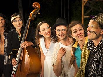 Die Shakespeare Company Berlin - hier in William Shakespeares Problemstück "Verlorene Liebesmüh" - wie man sie in Bad Kissingen kennt: Eine quicklebendige Truppe, die ihr Publikum mit spannendem, aktionsgeladenem, aber gleichwohl poetischem Theater mit viel Musik begeistert. Foto: Jerun Vahle
