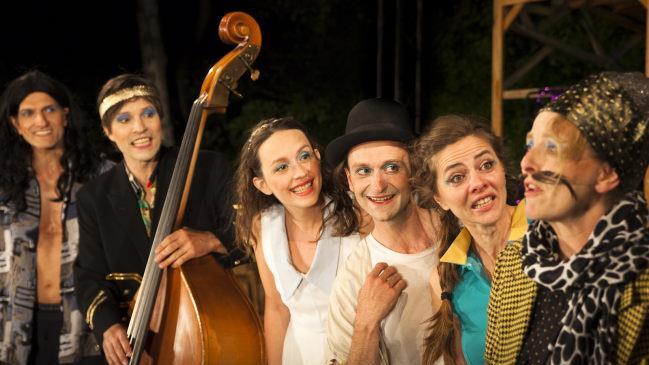 Die Shakespeare Company Berlin - hier in William Shakespeares Problemstück "Verlorene Liebesmüh" - wie man sie in Bad Kissingen kennt: Eine quicklebendige Truppe, die ihr Publikum mit spannendem, aktionsgeladenem, aber gleichwohl poetischem Theater mit viel Musik begeistert. Foto: Jerun Vahle