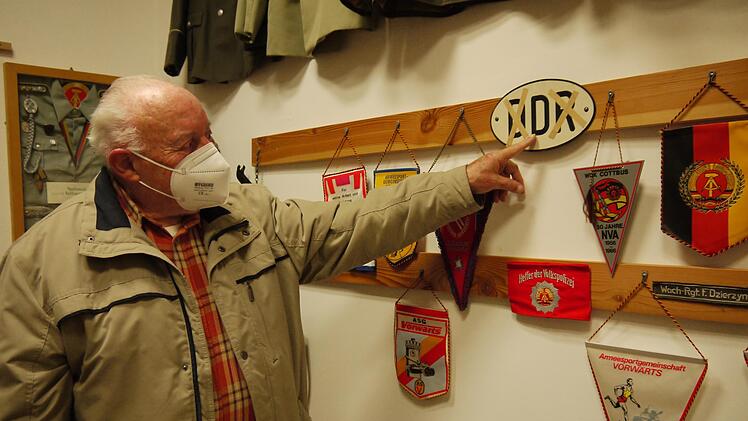 Im Müll gefunden hat Adolf Kreuzpaintner dieses DDR-Schild. Dessen Eigentümer hatte offenbar zunächst die Buchstaben durchkreuzt und nur ein D für Deutschland übrig gelassen, sich dann aber letzten Endes doch ganz des Schildes entledigt. Fotos: Rebecca Vogt