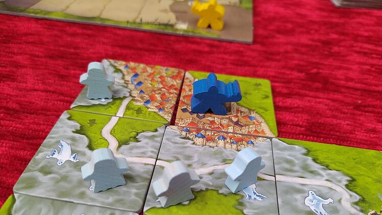 Spiele-Test Nebel über Carcassonne: Der Legespiel-Klassiker als kooperative Geisterjagd