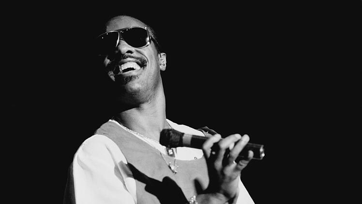 Stevie Wonder erblindete schon kurz nach seiner Geburt, ließ sich dadurch aber nicht davon abhalten, einer der erfolgreichsten Musiker des 20. Jahrhunderts zu werden.