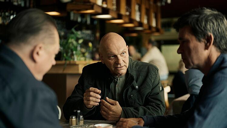 J&uuml;rgen "von der Technik" (Andreas Keller, zweiter von links) informiert Henry Koitzsch (Peter Kurth) und Michael Lehmann (Peter Schneider) &uuml;ber seine Erkenntnisse zum Fall.