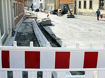 Randsteine und Rinnen sind schon gesetzt, Pflastersteine teilweise verlegt: Die Neubrückentorstraße erhält ein neues "Gesicht".  Foto: Ralf Kestel