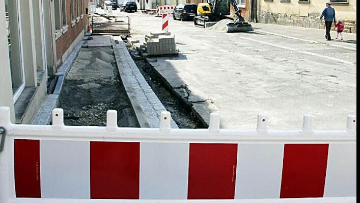 Randsteine und Rinnen sind schon gesetzt, Pflastersteine teilweise verlegt: Die Neubrückentorstraße erhält ein neues "Gesicht".  Foto: Ralf Kestel