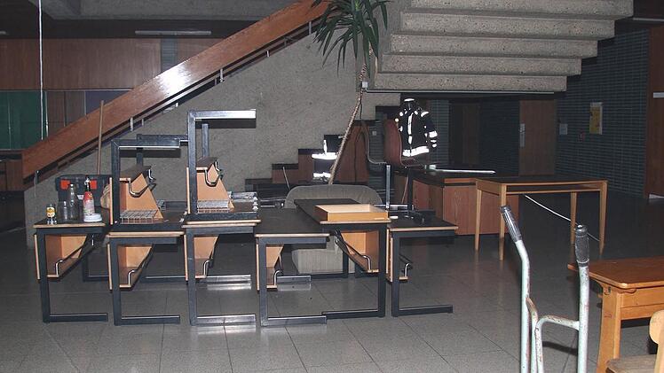 Die Schule ist komplett verraucht, zudem sind im Dunklen noch Hindernisse versteckt: Computer, Tische und Stühle.