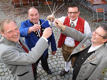 Mit voller Probenkraft voraus: Die Dirigenten des Musikvereins Burghaig, der Stadtkapelle Kulmbach, der Original Fränkischen Trachtenkapelle Stadtsteinach und der Untersteinacher Blasmusik wollen im November gemeinsam eine CD aufnehmen. Foto: Sonja Adam