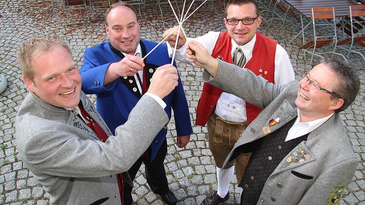 Mit voller Probenkraft voraus: Die Dirigenten des Musikvereins Burghaig, der Stadtkapelle Kulmbach, der Original Fränkischen Trachtenkapelle Stadtsteinach und der Untersteinacher Blasmusik wollen im November gemeinsam eine CD aufnehmen. Foto: Sonja Adam