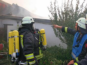 Mit rund 100 Mann war die Neustadter Feuerwehr vor Ort, um den Brand einer Scheune in Ketschenbach zu bekämpfen. Fotos: Michael Stelzner