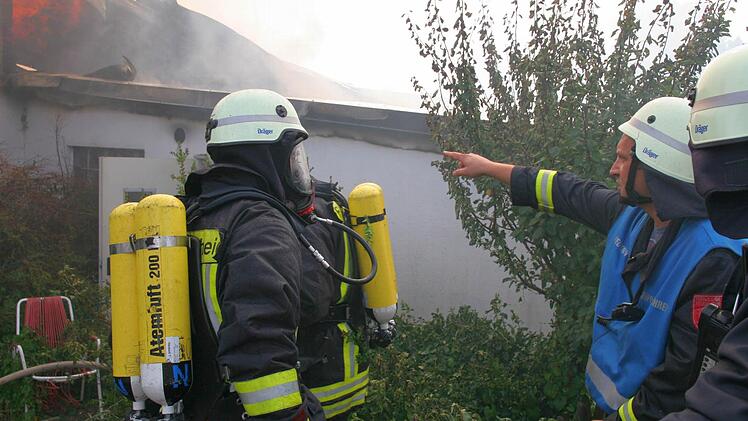 Mit rund 100 Mann war die Neustadter Feuerwehr vor Ort, um den Brand einer Scheune in Ketschenbach zu bekämpfen. Fotos: Michael Stelzner