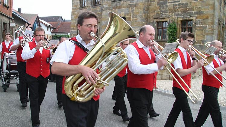 Umzug mit der Kasendorfer Blasmusik. Foto: Sonja Adam
