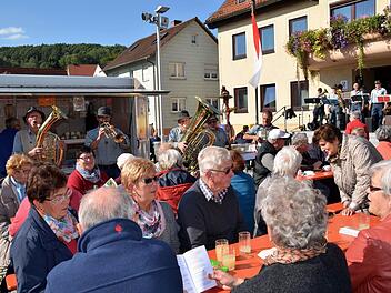 Beste Stimmung herrschte auf dem Burkardrother Wochenmarkt, als die Waldfensterer Bergmusikanten aufspielten. Foto: Kathrin Kupka-Hahn