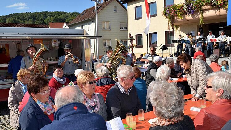 Beste Stimmung herrschte auf dem Burkardrother Wochenmarkt, als die Waldfensterer Bergmusikanten aufspielten. Foto: Kathrin Kupka-Hahn
