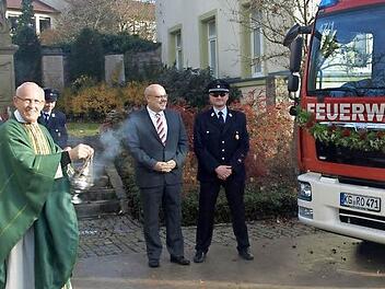 Pfarrer Norbert Reinwand gab dem neuen Löschfahrzeug mit Weihrauch und Weihwasser den kirchlichen Segen. Im Hintergrund Bürgermeister Franz Kuhn und Kommandant Alexander Herrlein. Foto: Stefan Geiger