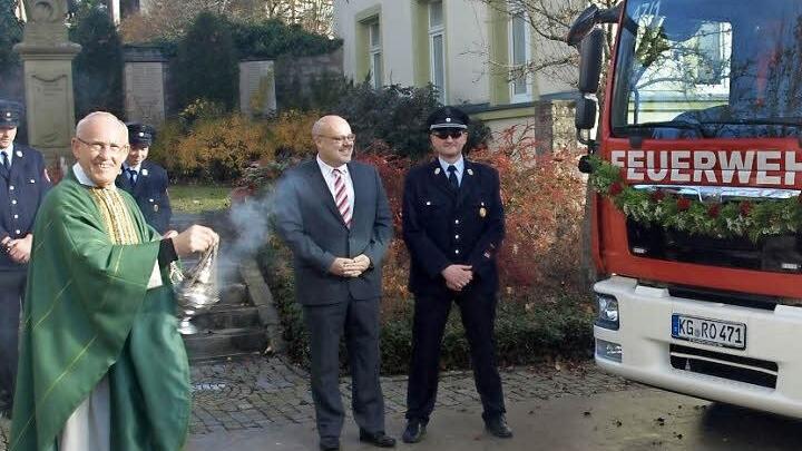 Pfarrer Norbert Reinwand gab dem neuen Löschfahrzeug mit Weihrauch und Weihwasser den kirchlichen Segen. Im Hintergrund Bürgermeister Franz Kuhn und Kommandant Alexander Herrlein. Foto: Stefan Geiger