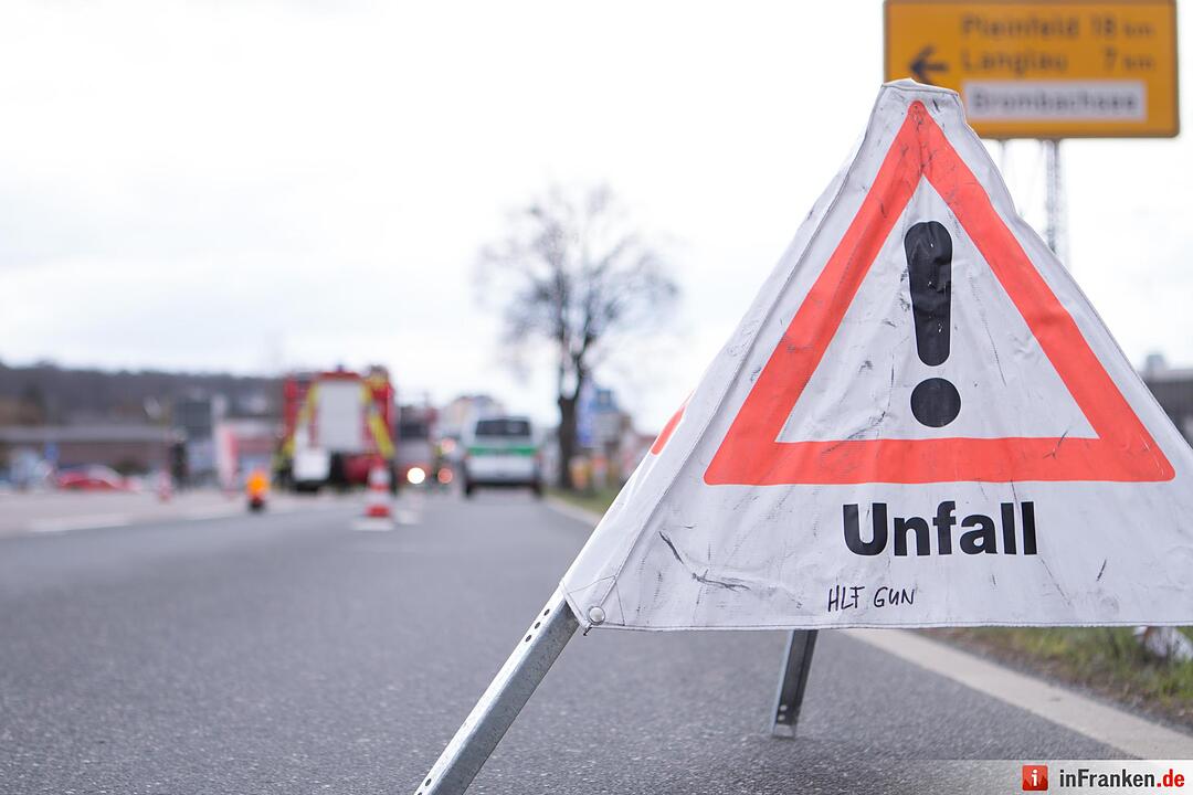 Bei einem schweren Verkerhrsunfall in Gunzenhausen haben sich vier Menschen teilweise schwer verletzt.