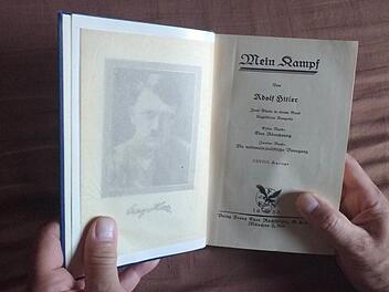 Eine Ausgabe von "Mein Kampf" aus dem Jahr 1943 wurde ohne Kommentierung, nur mit Vorwort aus dem Landkreis Forchheim zum Kauf im Internet angeboten. Foto: rm