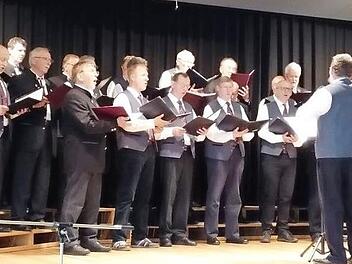 Der Männerchor Bischofsgrün um Dirigent Gerold Haug gefiel mit seinen Darbietungen "Frisch gesungen" und "Der Jäger Abschied".