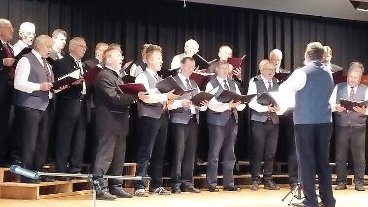 Der Männerchor Bischofsgrün um Dirigent Gerold Haug gefiel mit seinen Darbietungen "Frisch gesungen" und "Der Jäger Abschied".