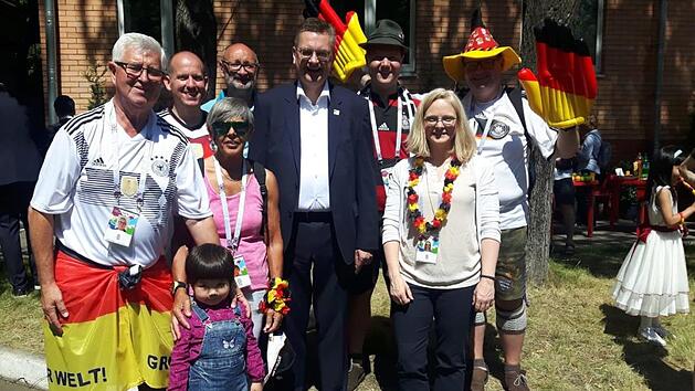 Die WM-Touristen der Fangruppe Mitte mit Dieter und Hiltrud Hohmann aus Hammelburg haben DFB-Chef Reinhard Grindel bei einer Bolzplatz-Einweihung in Moskau getroffen.  Foto: Hohmann