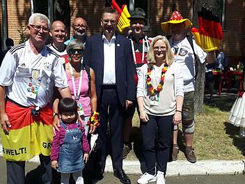 Die WM-Touristen der Fangruppe Mitte mit Dieter und Hiltrud Hohmann aus Hammelburg haben DFB-Chef Reinhard Grindel bei einer Bolzplatz-Einweihung in Moskau getroffen.  Foto: Hohmann