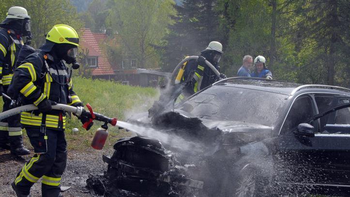 Trotz schnellen Einsatzes der Feuerwehr war der Mercedes am Ende ein Totalschaden.privat