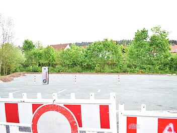 Der Wanderparkplatz in Weißenohe  ist immer noch nicht eröffnet. Das sorgt für Gerüchte im Dorf. Foto: Petra Malbrich