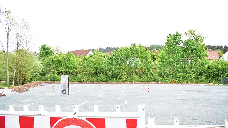 Der Wanderparkplatz in Weißenohe  ist immer noch nicht eröffnet. Das sorgt für Gerüchte im Dorf. Foto: Petra Malbrich