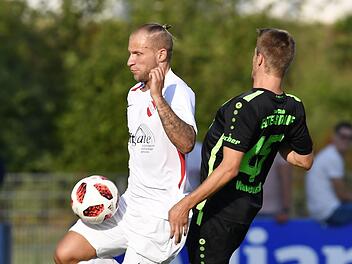 Ex-Quecke Sebastian Lindner (links) hatte sich im Vorfeld schon sehr auf das Duell gegen Eltersdorf (mit Jens Wartenfelser) gefreut. Jede Führung des SCE glich der ATSV Erlangen aus. Foto: Sportfoto Zink