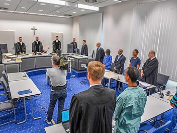 Die vier Angeklagten mit ihren Verteidigern beim Prozessauftakt am Montag  vor dem Landgericht in Bamberg Foto: Ronald Rinklef