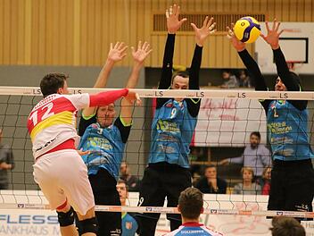 Starken Karlsruhern hatten die Hammelburg Volleys um (von links) Laurentiu Vinatoru, Nils Rehmeier und Moritz Rauber nur in den ersten beiden Sätzen etwas entgegenzusetzen. Danach war der Primus nicht mehr zu bremsen. Foto: Jens Feistel
