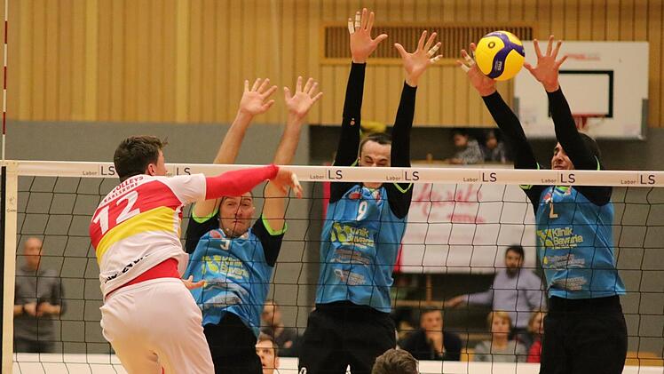 Starken Karlsruhern hatten die Hammelburg Volleys um (von links) Laurentiu Vinatoru, Nils Rehmeier und Moritz Rauber nur in den ersten beiden Sätzen etwas entgegenzusetzen. Danach war der Primus nicht mehr zu bremsen. Foto: Jens Feistel