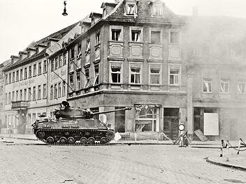 Ein amerikanischer Panzer im Bereich Obere Königstraße 2 , der heutigen Eisdiele Bassano, am 14. April 1945 Foto: Stadtarchiv Bamberg