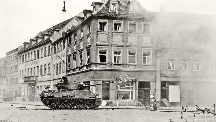 Ein amerikanischer Panzer im Bereich Obere Königstraße 2 , der heutigen Eisdiele Bassano, am 14. April 1945 Foto: Stadtarchiv Bamberg