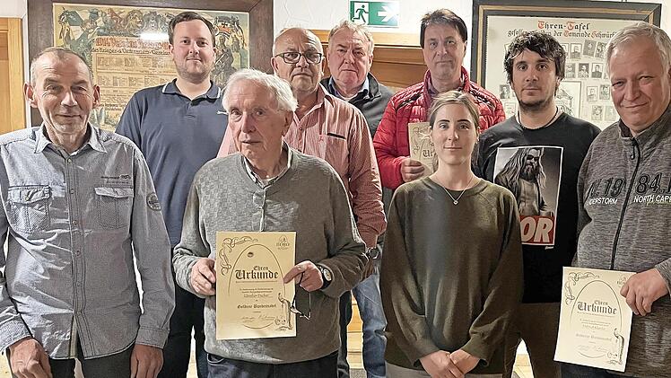 Im Bild (von links): Vorsitzender Jürgen Wuttke, Markus Beierlein, Günther Fischer, Bernhard Leikheim, Bernd Mayer, Detlev Blasche, Franzi Knuppert, Sascha Wenzel und Helmut Klamke