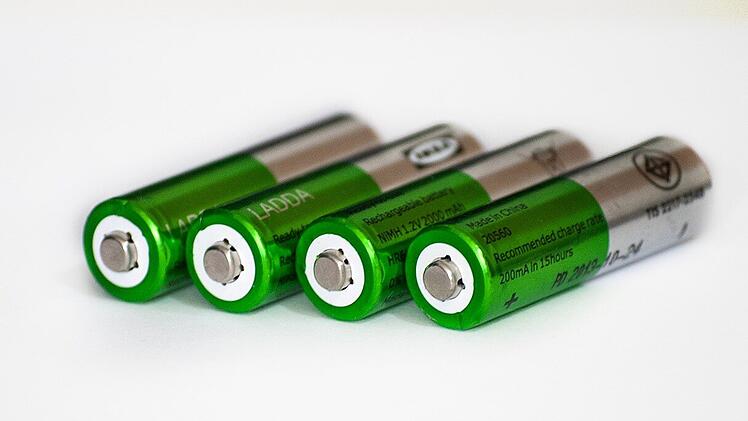 Batterien testen ohne Messgerät – ein einfacher Trick für den Alltag.